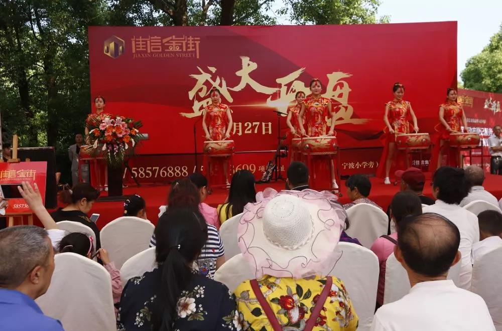 大事件!昨天,江南新區黃金地段的一條特色美食商業街盛大開盤,現場火爆!