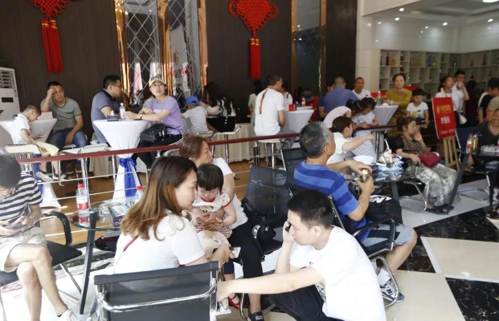 大事件!昨天,江南新區黃金地段的一條特色美食商業街盛大開盤,現場火爆!