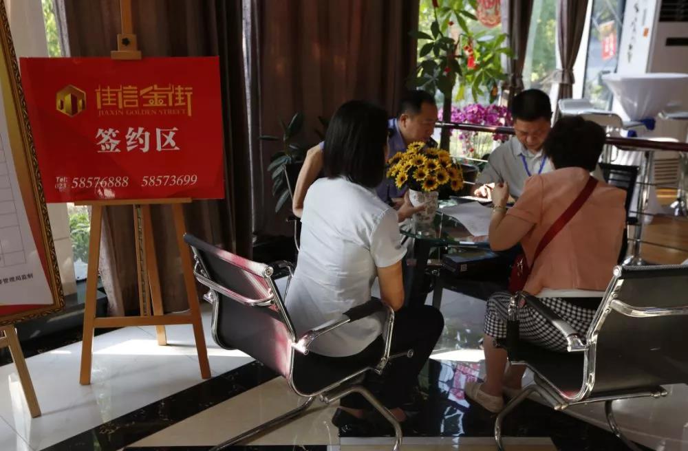 大事件!昨天,江南新區黃金地段的一條特色美食商業街盛大開盤,現場火爆!