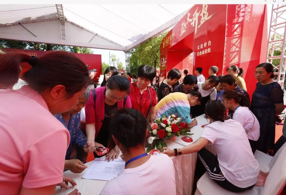 大事件!昨天,江南新區黃金地段的一條特色美食商業街盛大開盤,現場火爆!